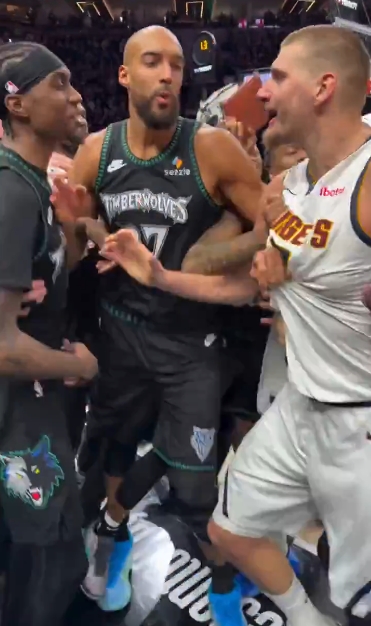 高清足球在线直播观看-近距离体验NBA球员冲突压迫感！约基奇这体型也就戈贝尔敢劝架了